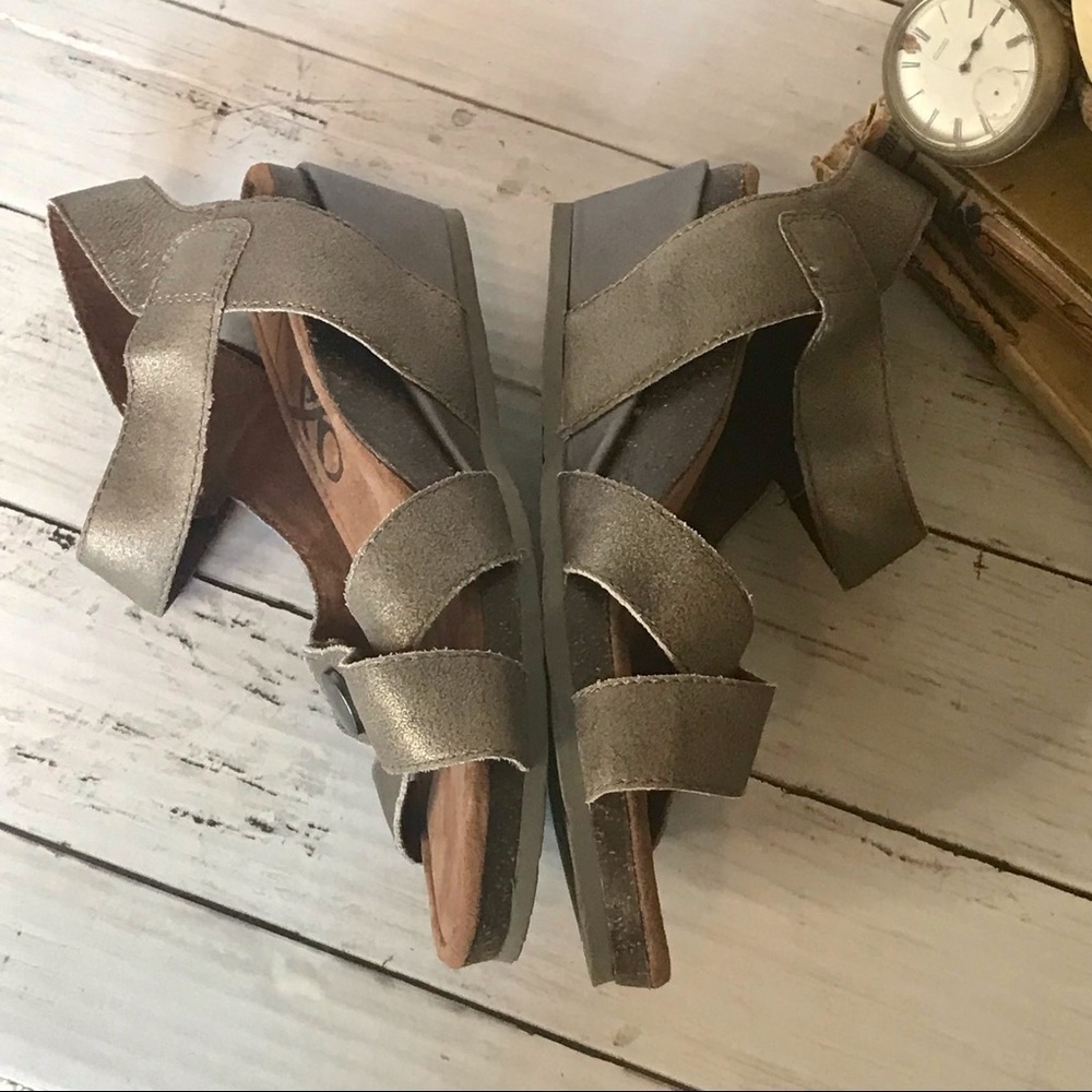 OTBT Sandey Wedge Metallic Sandal - Picture 4 of 11